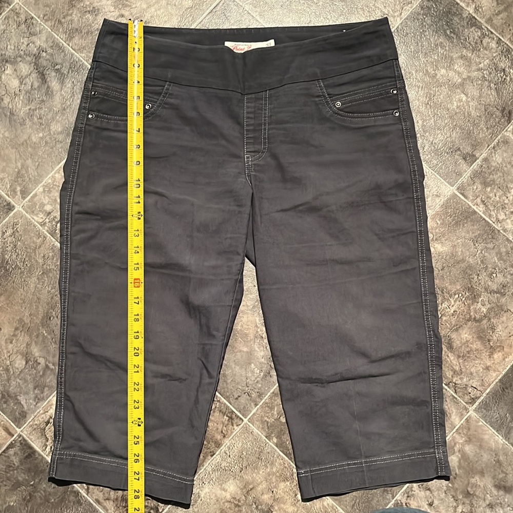 Point Zero Pull On Capris - Picture 3 of 7